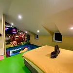 Retro Gaming Corner - Arcade Games - Jacuzzi - Sauna - Switch 2 *